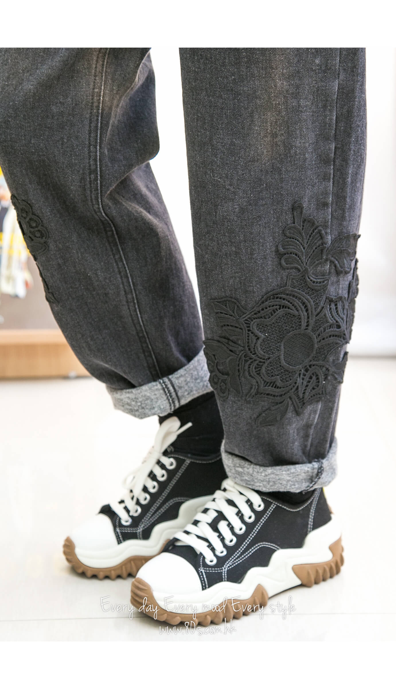 2215-1190A- 設計感 - 腳位兩旁LACE刺繡 ‧ 腰位橡根 RUFFLE邊 ‧ 內薄絨絨牛仔直腳褲 (韓國)  